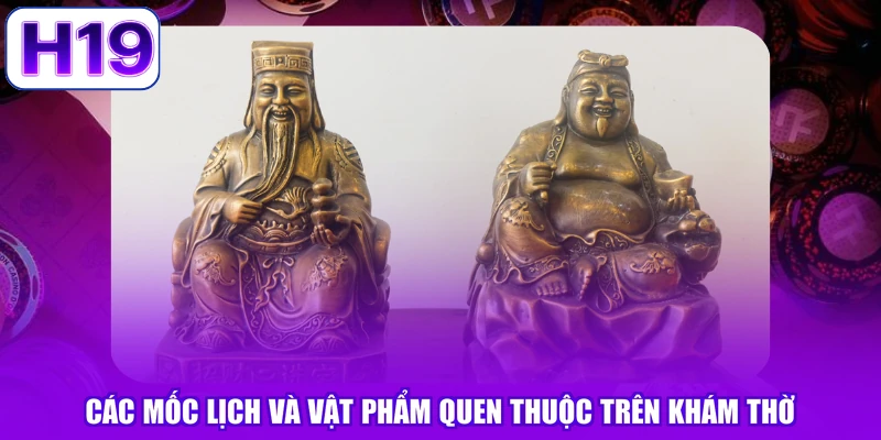 Các mốc lịch và vật phẩm quen thuộc trên khám thờ